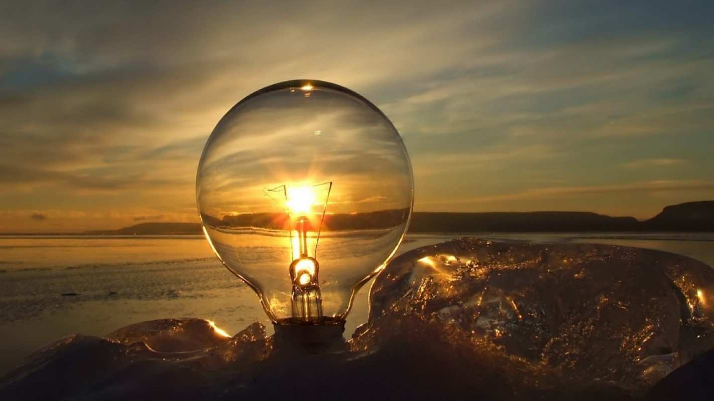 Открытка лампа в лучах солнца  лампа  З днем ​​енергетика 